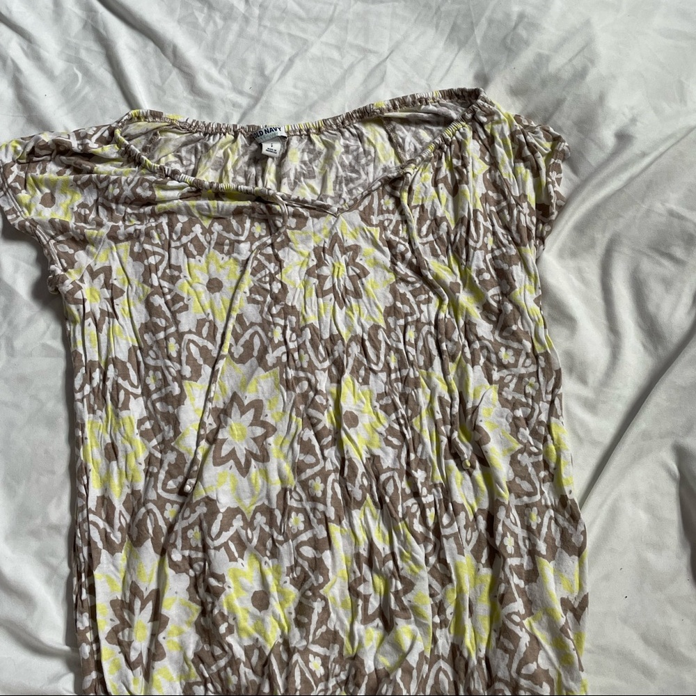Old navy size small t shirt